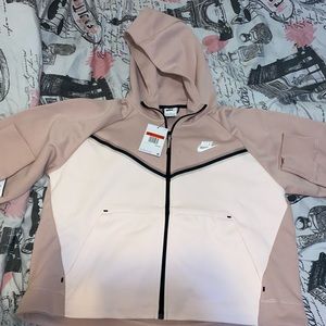 Woman’s Nike tech sweater never used with tags